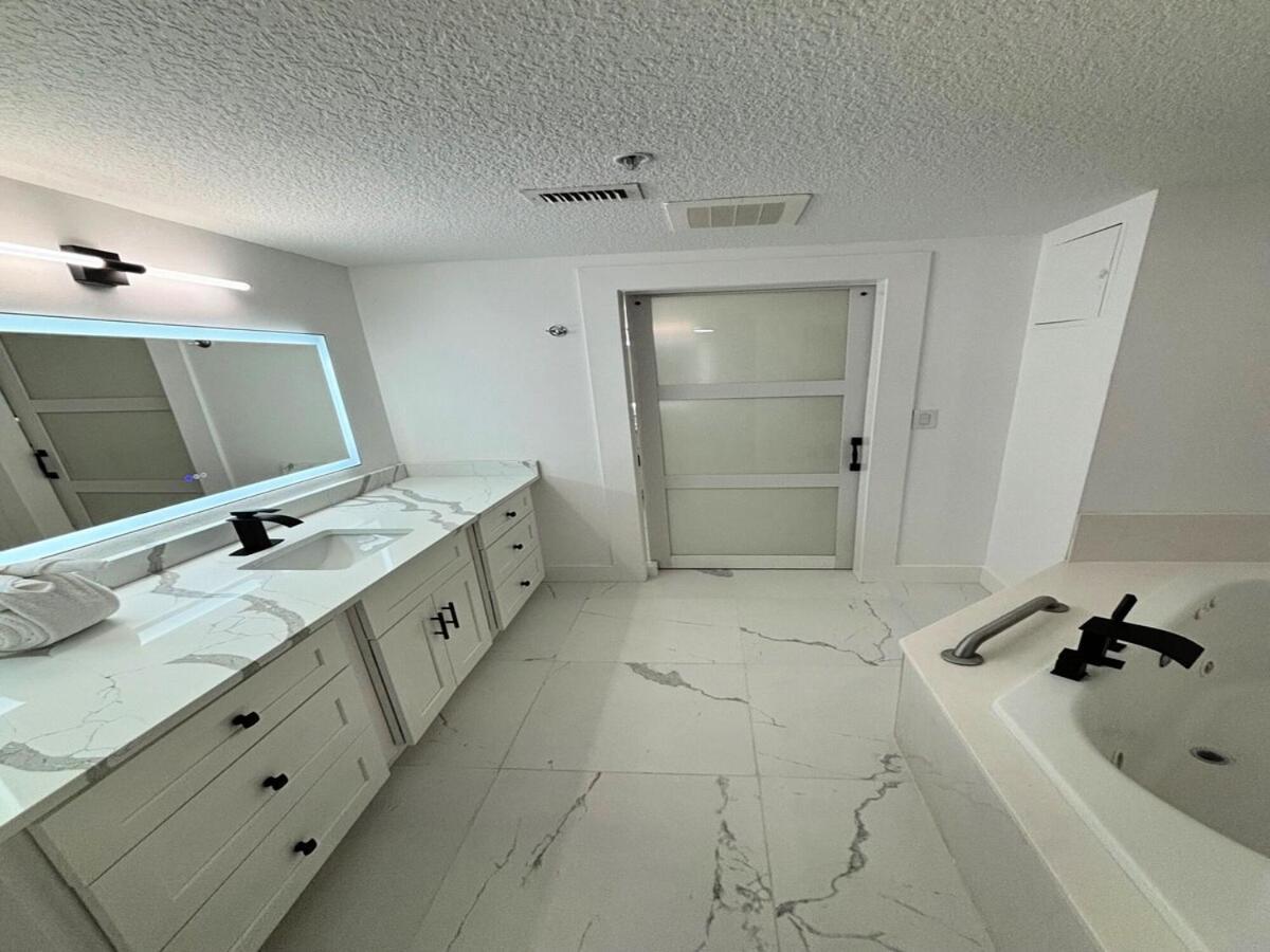 Wyndham Ocean Walk: Deluxe Oceanview Jacuzzi Condo in Daytona Daytona Beach Exterior photo