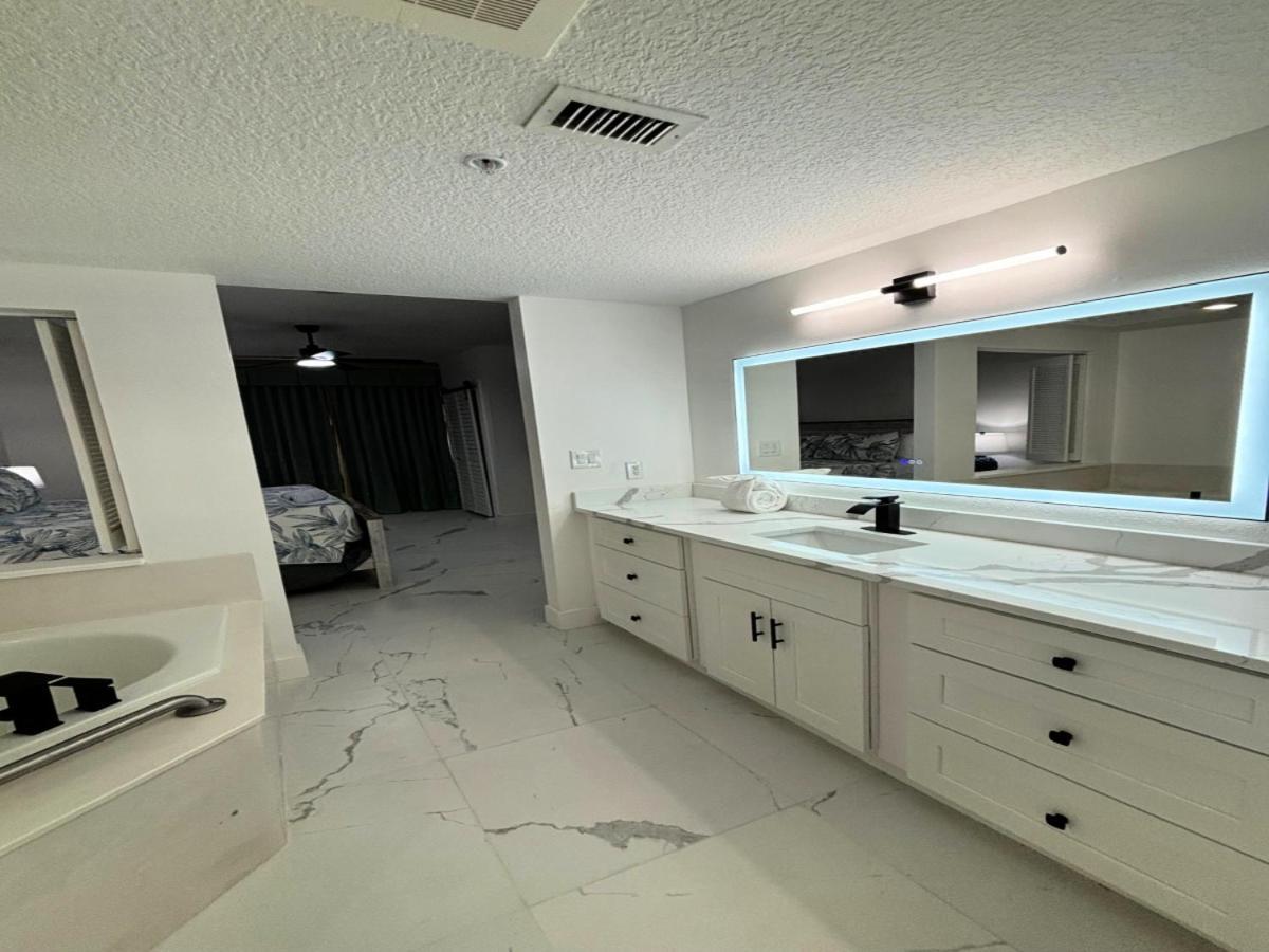 Wyndham Ocean Walk: Deluxe Oceanview Jacuzzi Condo in Daytona Daytona Beach Exterior photo